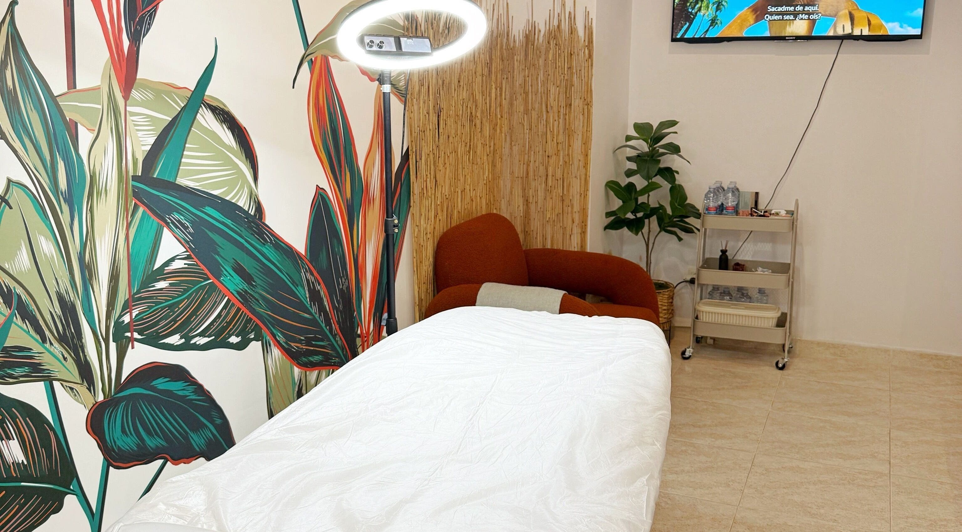 Cozy treatment room at Marge.Wax, València, Comunidad Valenciana, ES with modern decor and calming ambiance.