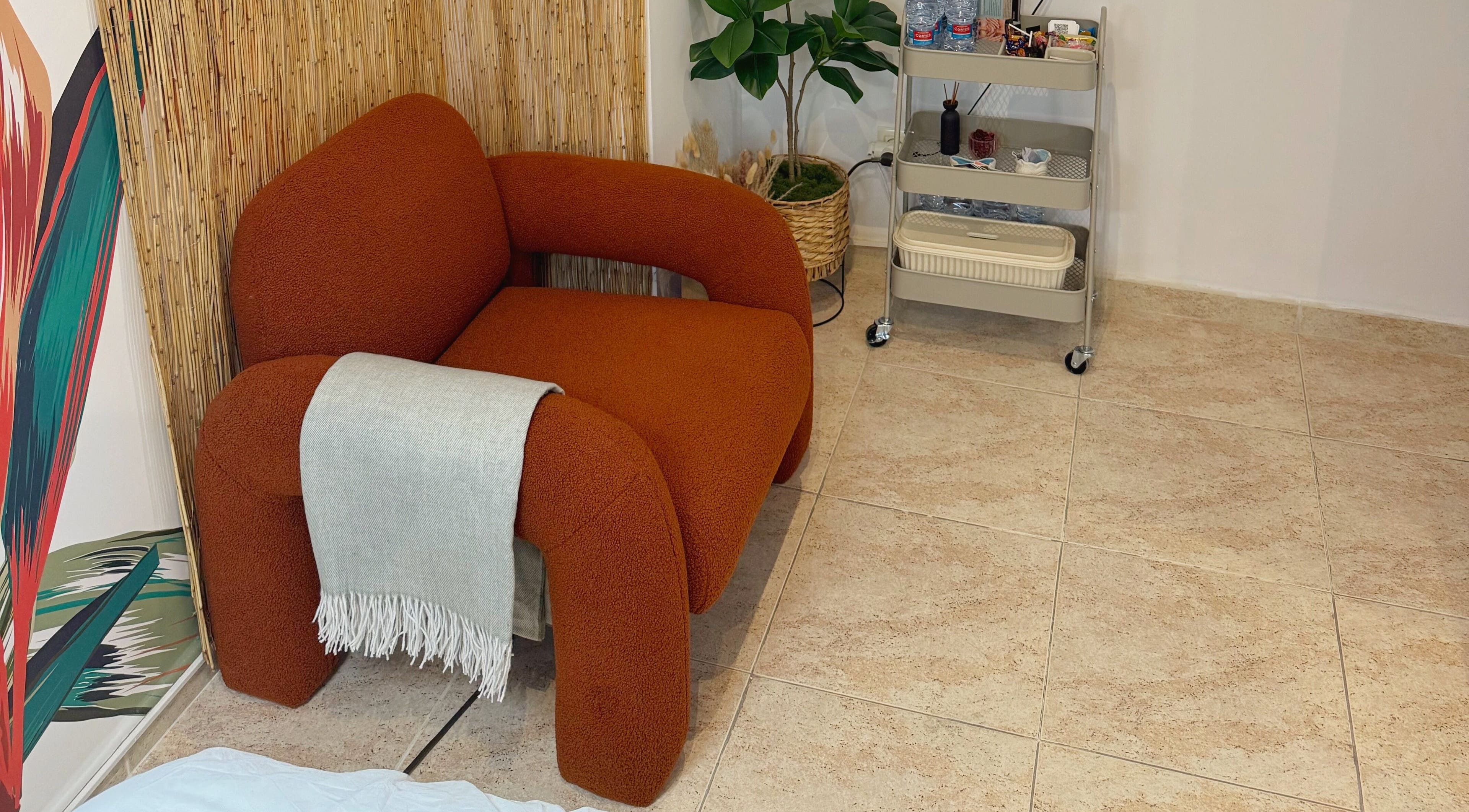 Comfortable lounge chair at Marge.Wax, València, Comunidad Valenciana, ES, with stylish decor.