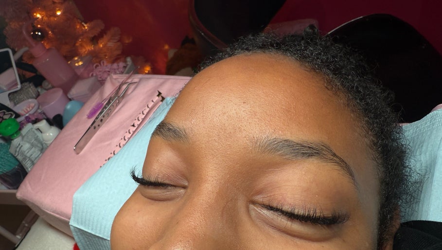 Client enjoying lash service at Pinkbeautybynessa, Montréal, Québec, CA. Cozy ambiance, professional care.