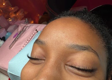 Client enjoying lash service at Pinkbeautybynessa, Montréal, Québec, CA. Cozy ambiance, professional care.
