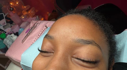 Client enjoying lash service at Pinkbeautybynessa, Montréal, Québec, CA. Cozy ambiance, professional care.