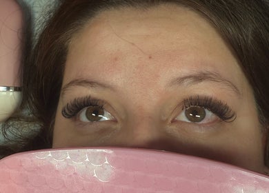 Close-up of eyelash extensions at Pinkbeautybynessa in Montréal, Québec, CA.