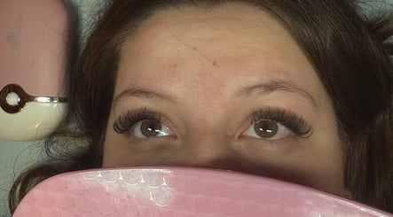 Close-up of eyelash extensions at Pinkbeautybynessa in Montréal, Québec, CA.