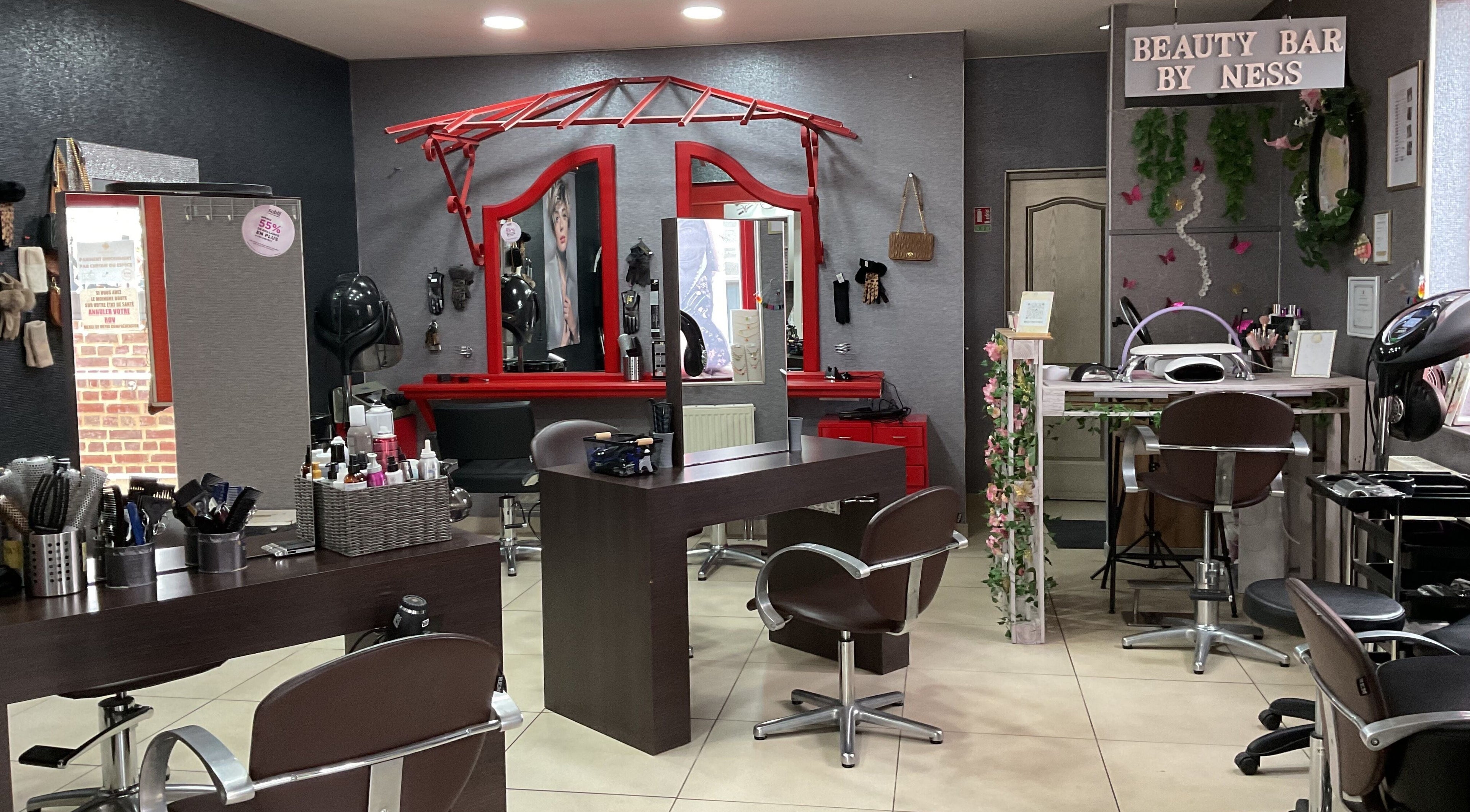 Intérieur moderne du salon Beauty Bar By Ness à Rumilly-en-Cambrésis, Hauts-de-France, FR.