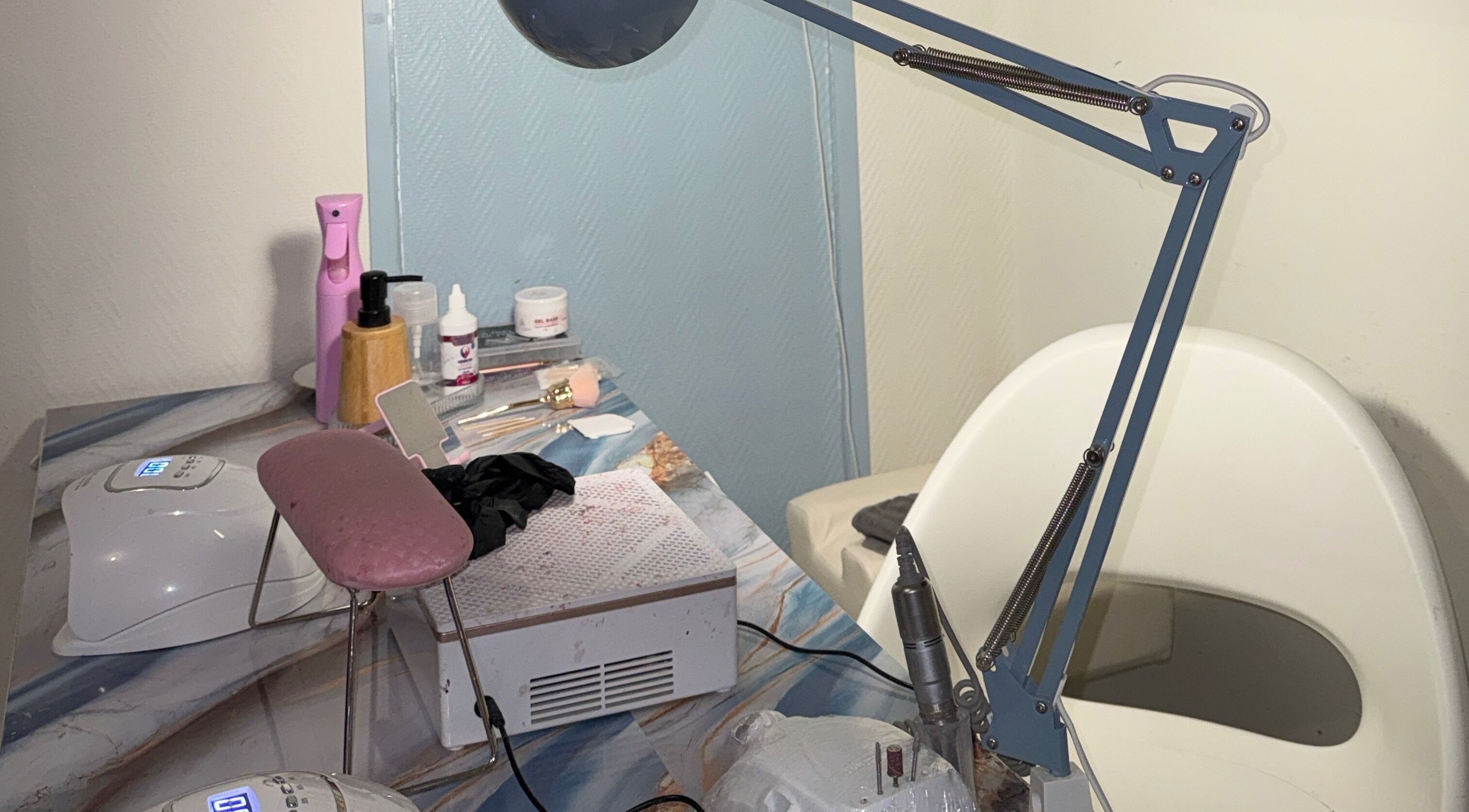 Mesa de manicure em Kalila Nails, Bezons, Île-de-France, FR. Ferramentas dispostas em ambiente convidativo.