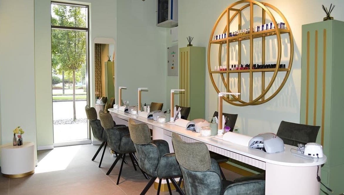Modern nail care setup at Nail Lab IR Belgrade Waterfront in Beograd, RS, showcasing sleek seating and decor.