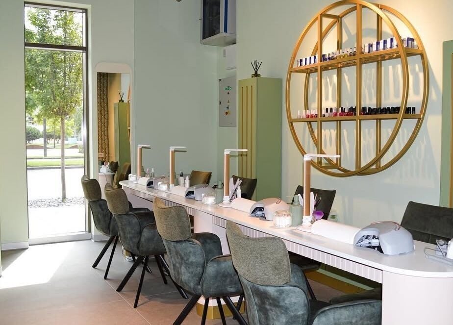 Modern nail care setup at Nail Lab IR Belgrade Waterfront in Beograd, RS, showcasing sleek seating and decor.