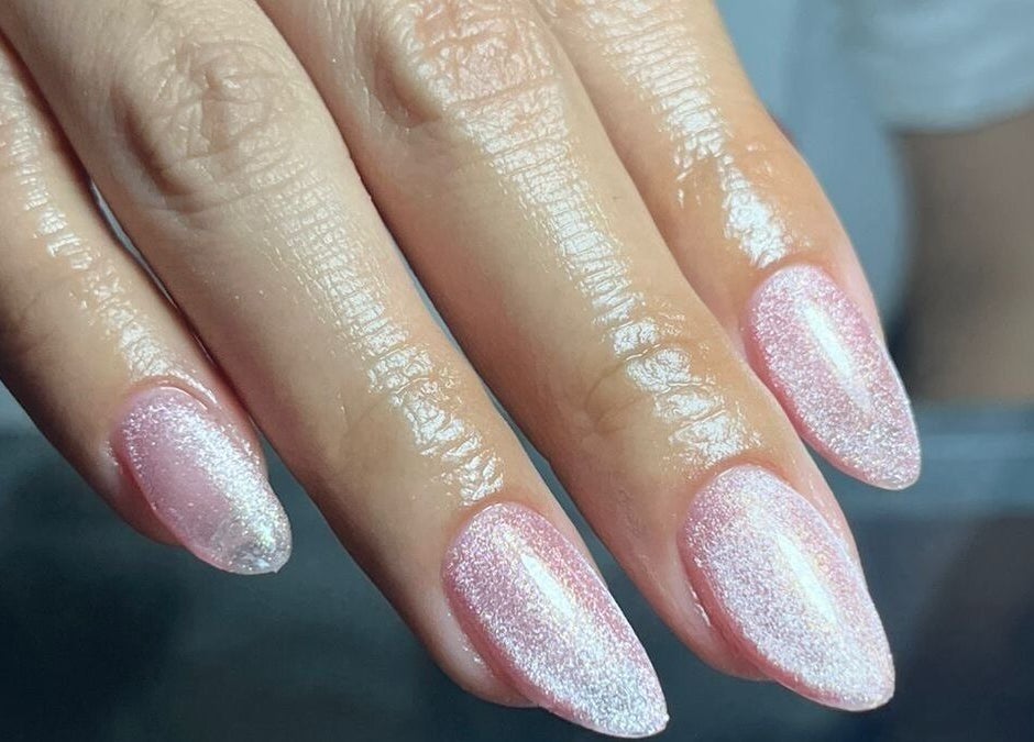 Glittery pink manicure at Naifily, Los Encinos, Querétaro, MX showcasing elegant nail art.