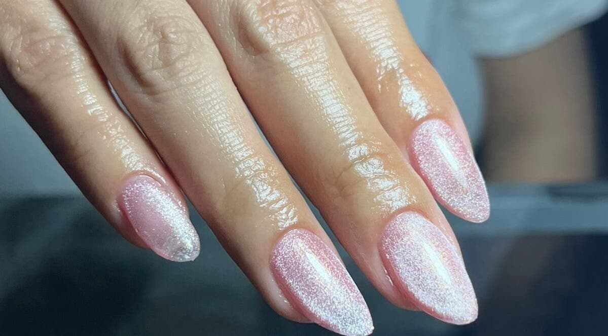 Glittery pink manicure at Naifily, Los Encinos, Querétaro, MX showcasing elegant nail art.