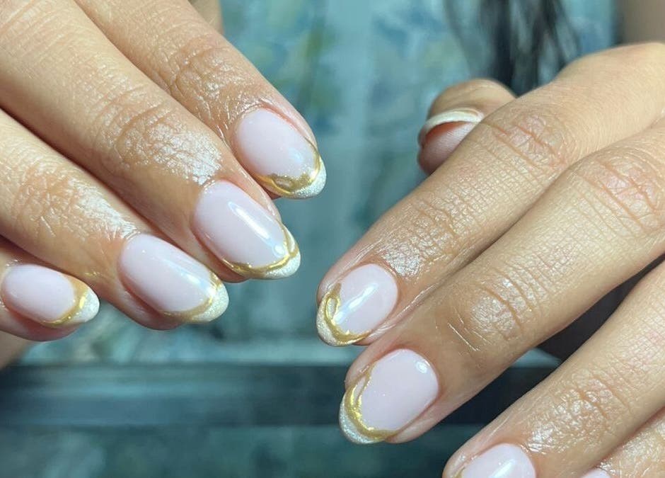 Nail art with gold tips at Naifily in Los Encinos, Querétaro, MX. Luxurious and trendy manicure style.