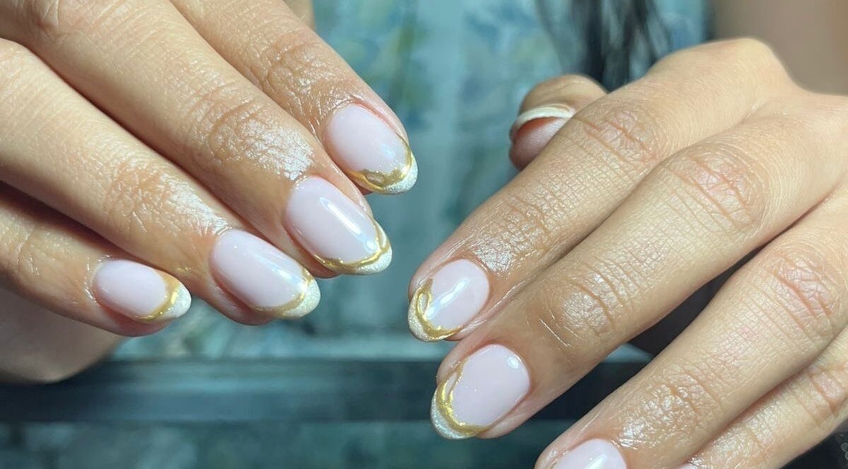 Nail art with gold tips at Naifily in Los Encinos, Querétaro, MX. Luxurious and trendy manicure style.