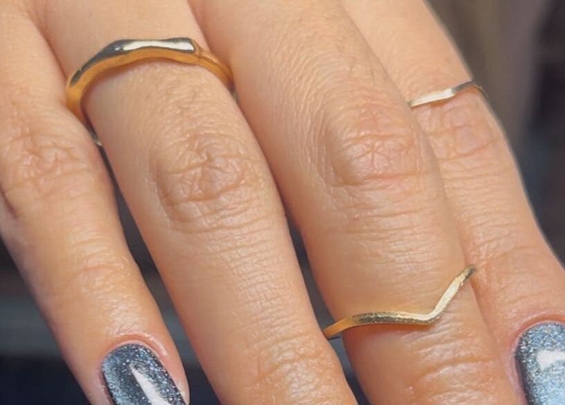 Stylish gold rings and silver nails at Naifily, Los Encinos, Querétaro, MX.
