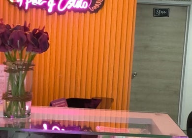Decoración con flores y luces de neón en Majestic Barberia Y Peluqueria, Bogotá, Cundinamarca, CO.
