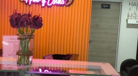 Decoración con flores y luces de neón en Majestic Barberia Y Peluqueria, Bogotá, Cundinamarca, CO.