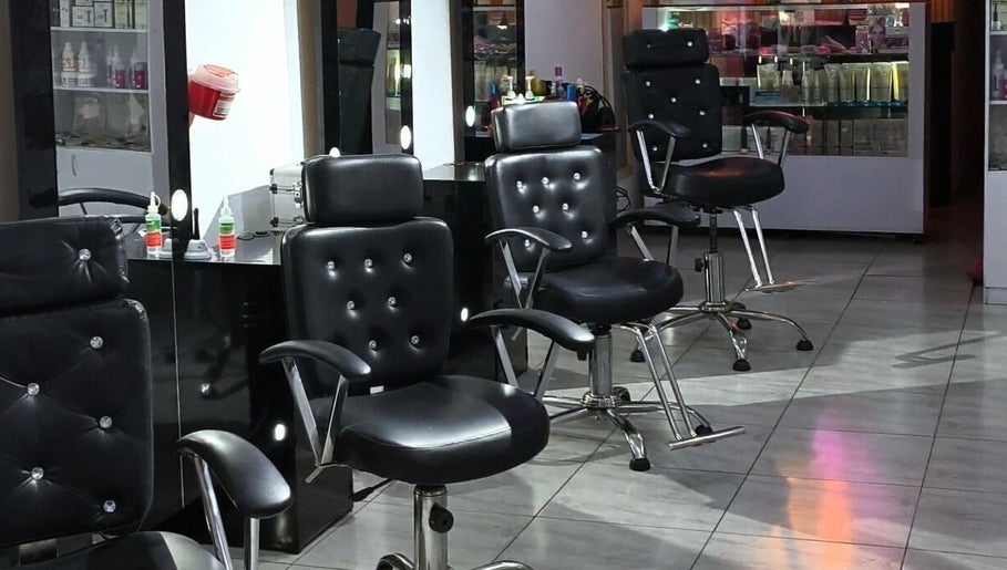 Interior moderno de London Barberia Y Peluqueria en Bogotá, Cundinamarca, CO, mostrando sillas de diseño negro.