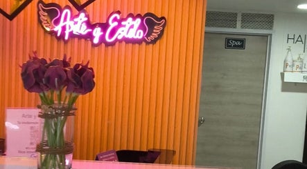 Recepción iluminada de London Barberia Y Peluqueria en Bogotá, Cundinamarca, CO con flores y letrero LED.