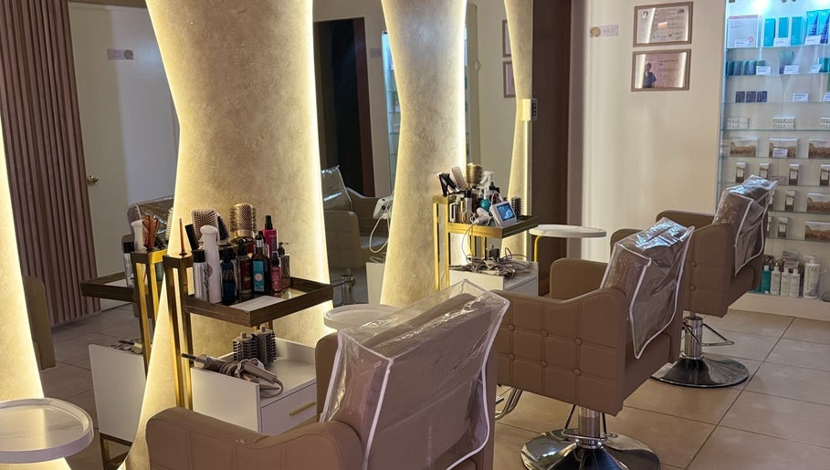 Interior elegante de MIA SKIN Y HEAD SPA en La Serena, Coquimbo, CL con sillas de estilo y productos de belleza.