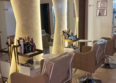 Interior elegante de MIA SKIN Y HEAD SPA en La Serena, Coquimbo, CL con sillas de estilo y productos de belleza.