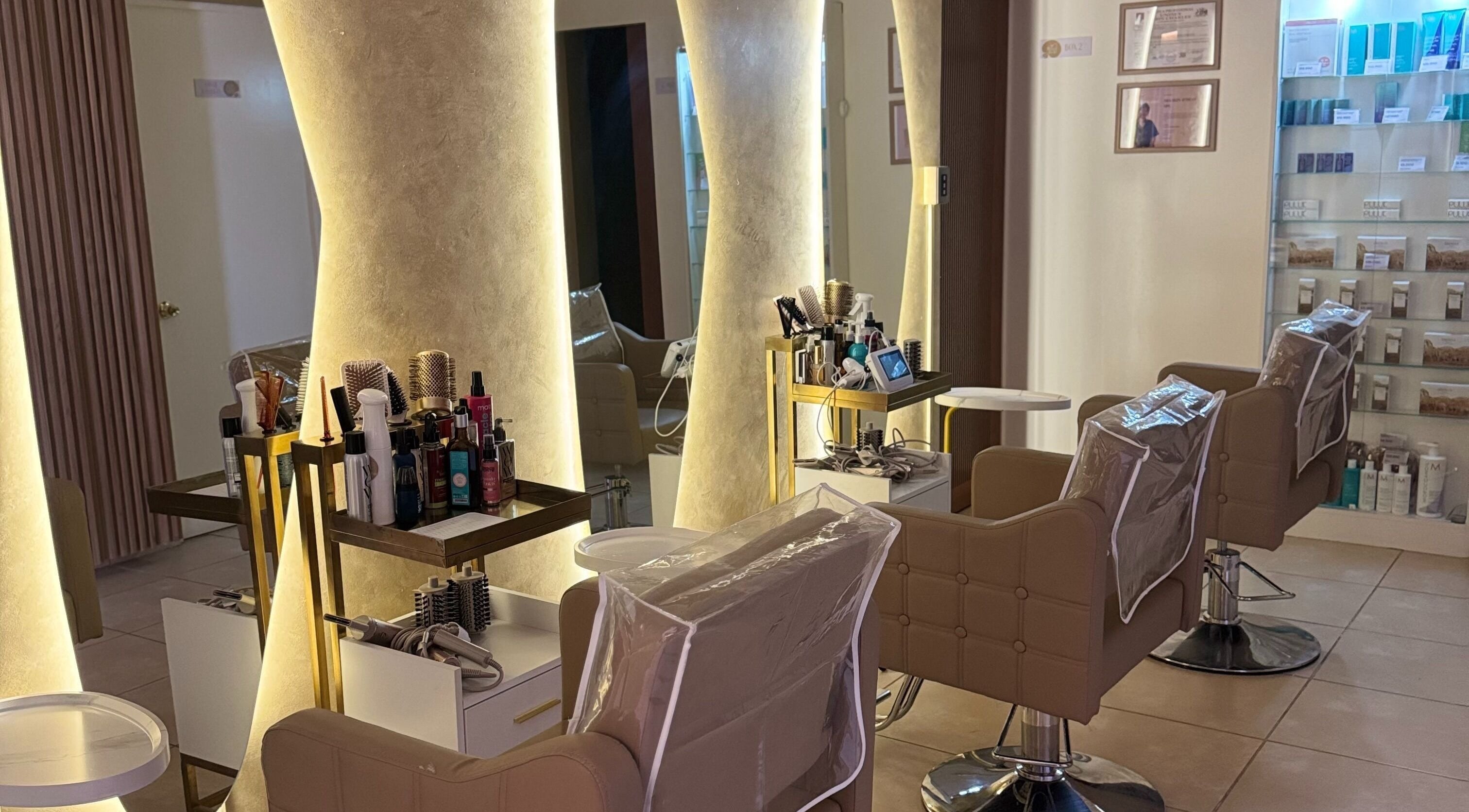 Interior elegante de MIA SKIN Y HEAD SPA en La Serena, Coquimbo, CL con sillas de estilo y productos de belleza.