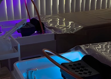 Sala de tratamiento en MIA SKIN Y HEAD SPA, La Serena, Coquimbo, CL, con luz ambiental.
