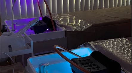 Sala de tratamiento en MIA SKIN Y HEAD SPA, La Serena, Coquimbo, CL, con luz ambiental.