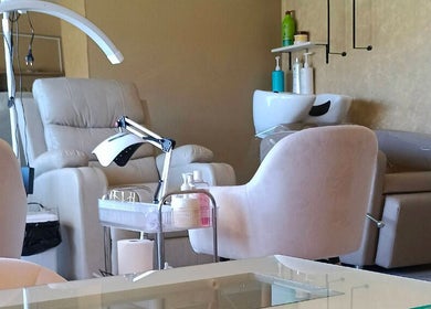 Interior acogedor de MIA SKIN Y HEAD SPA en La Serena, Coquimbo, CL, con sillones de tratamiento y equipo moderno.