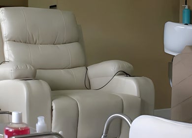 Zona de spa en MIA SKIN Y HEAD SPA, La Serena, Coquimbo, CL con silla de relajación y lavamanos.
