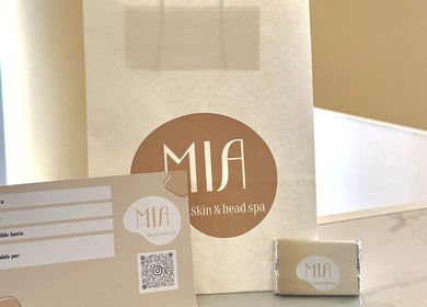 Bolsa y tarjeta de MIA SKIN Y HEAD SPA en La Serena, Coquimbo, CL, destacando la marca.
