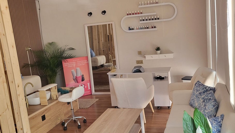 Interior de Shanakay Nails en San Sebastián De Los Reyes, Comunidad De Madrid, ES con decoración moderna.