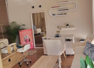Interior de Shanakay Nails en San Sebastián De Los Reyes, Comunidad De Madrid, ES con decoración moderna.