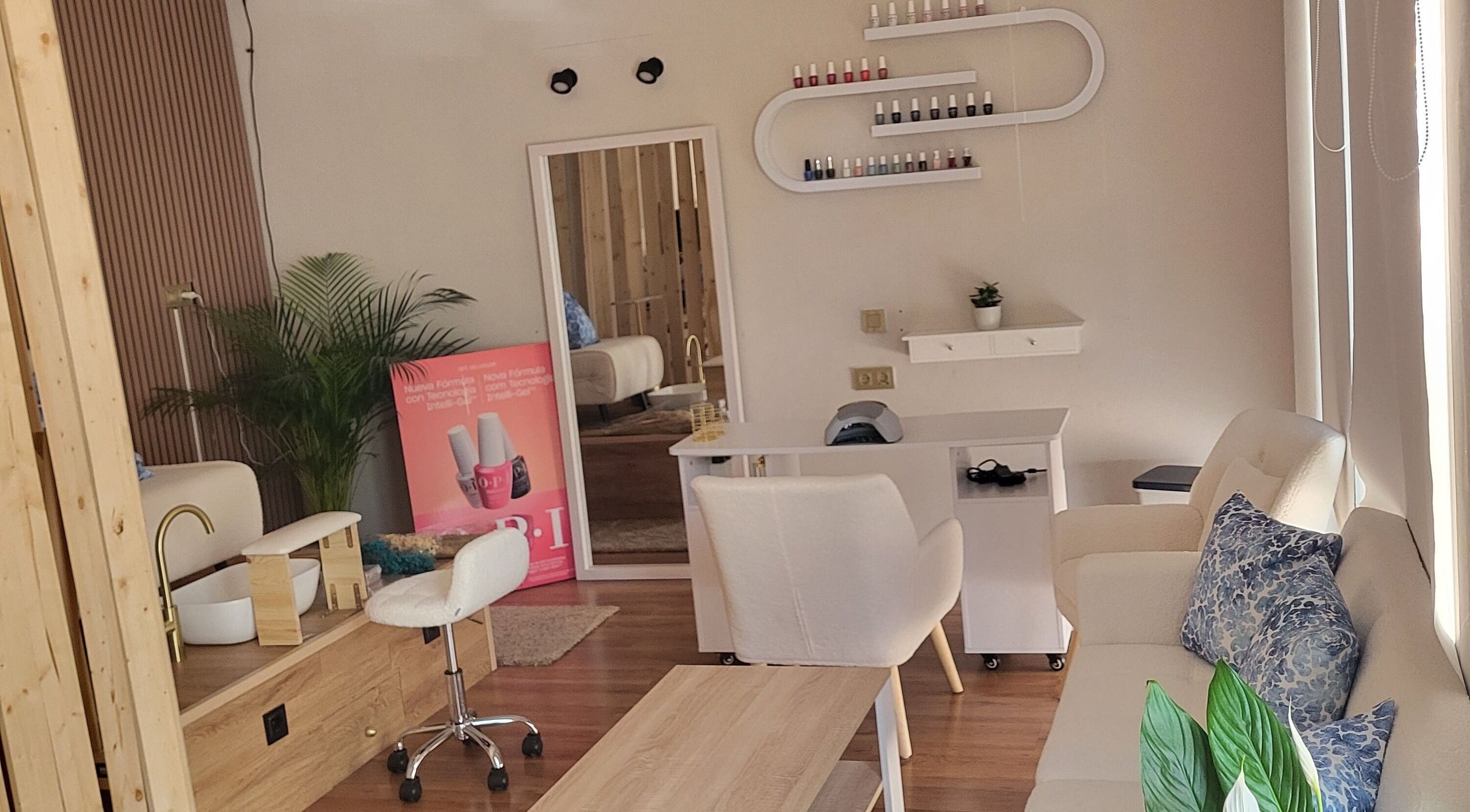 Interior elegante de Shanakay Nails, San Sebastián De Los Reyes, mostrando espacio acogedor y moderno.