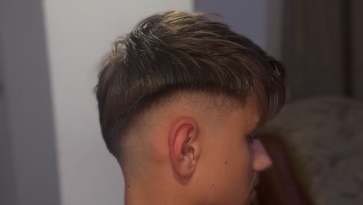 Tunsoare modernă la Ghibarber, Poșta Câlnău, Județul Buzău, RO, cu un decolorat gradual profesional.