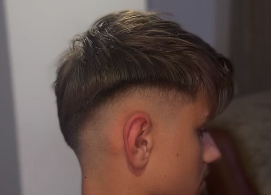 Tunsoare modernă la Ghibarber, Poșta Câlnău, Județul Buzău, RO, cu un decolorat gradual profesional.