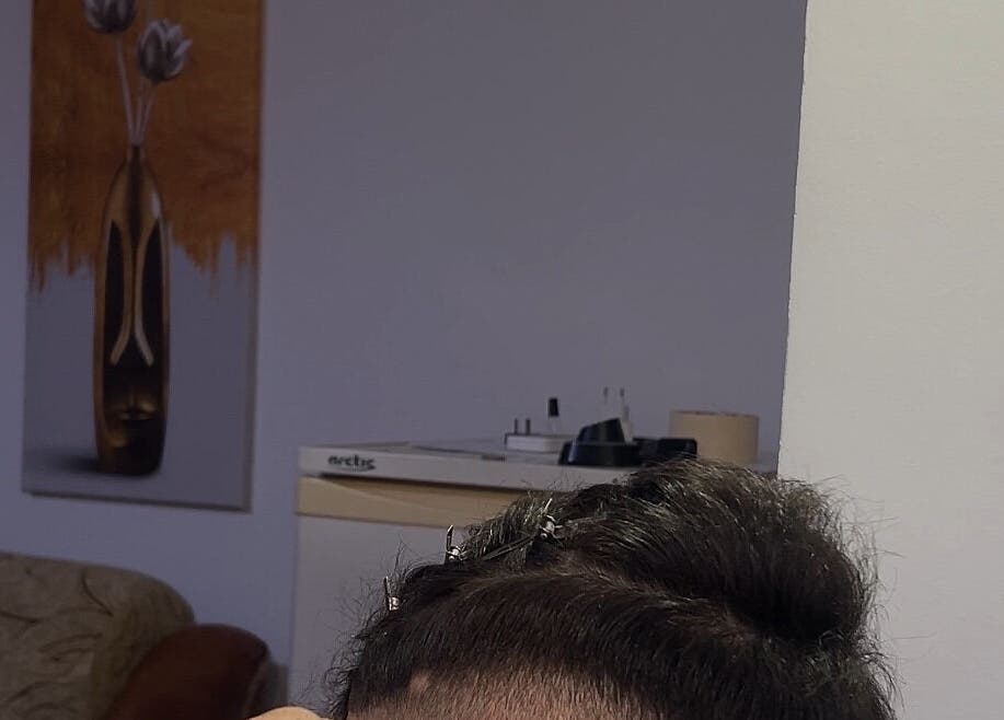 Coafură elegantă realizată la Ghibarber, Poșta Câlnău, Județul Buzău, RO, cu detalii sofisticate.