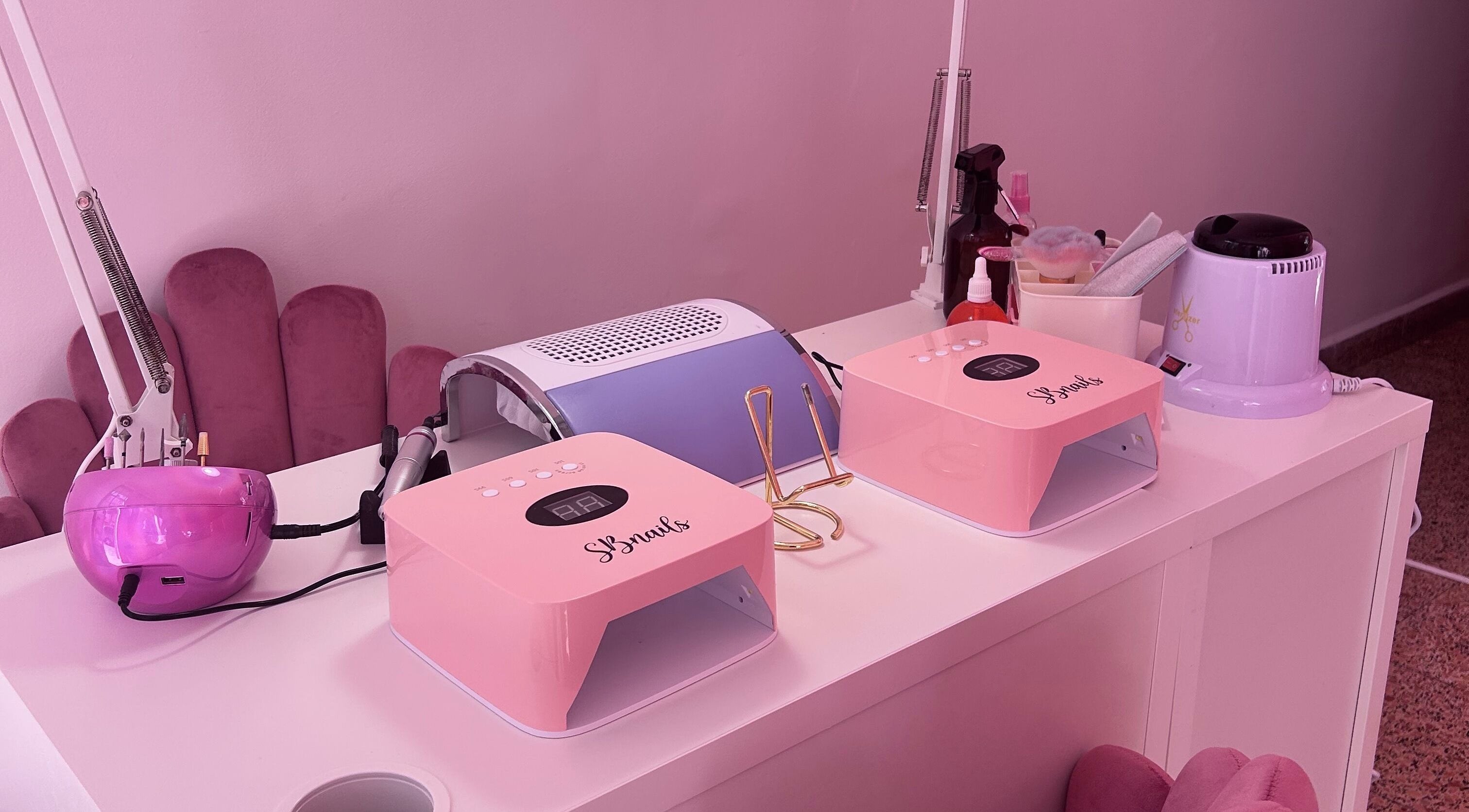 Pink and sleek nail station at Nails by Joana in Lisboa, Lisboa, PT, offering premium beauty services.