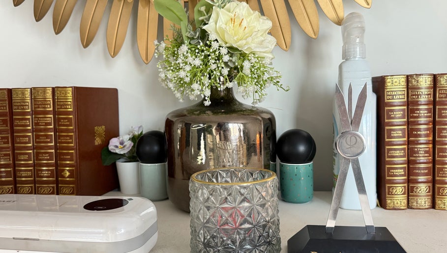 Décor floral raffiné chez By Kelly permanent make up, Saint-brice-courcelles, Grand Est, FR.