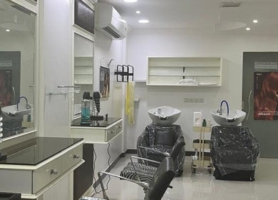 صالون بيوتي صالون بإن آر في المنطقة الشرقية، المملكة العربية السعودية، يعرض مغاسل الشعر والمرايا.