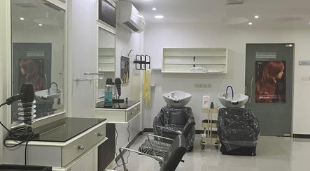 صالون بيوتي صالون بإن آر في المنطقة الشرقية، المملكة العربية السعودية، يعرض مغاسل الشعر والمرايا.