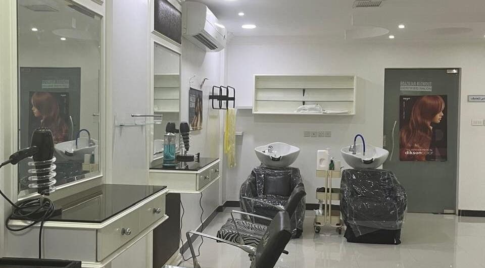 صالون بيوتي صالون بإن آر في المنطقة الشرقية، المملكة العربية السعودية، يعرض مغاسل الشعر والمرايا.