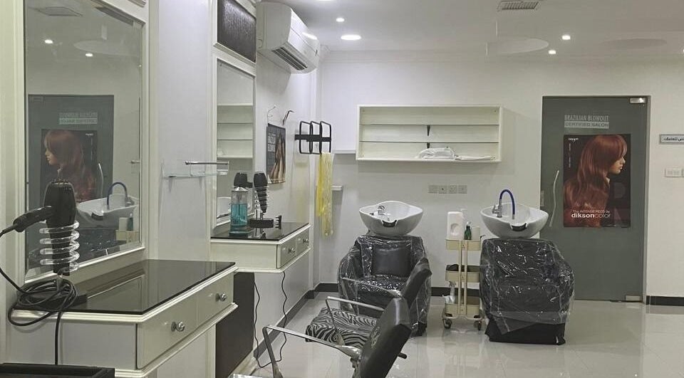 صالون بيوتي صالون بإن آر في المنطقة الشرقية، المملكة العربية السعودية، يعرض مغاسل الشعر والمرايا.