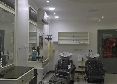 صالون تجميل عصري في BNR، Eastern Province، SA يعكس أجواء راقية وفاخرة.