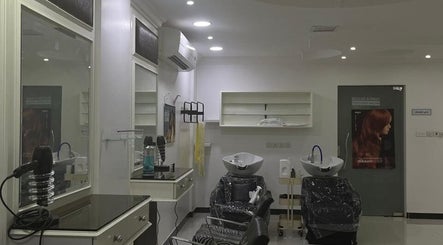 صالون تجميل عصري في BNR، Eastern Province، SA يعكس أجواء راقية وفاخرة.