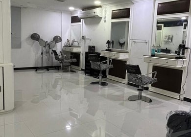 صالون بديكور أنيق في BNR، Eastern Province، Eastern Province، SA. مصفف الشعر وأدوات التجميل حديثة.