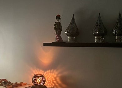 إضاءة دافئة في BNR مع ديكور تقليدي في المنطقة الشرقية، المنطقة الشرقية، SA.