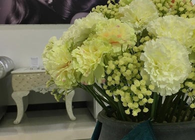 باقة زهور جميلة في BNR، المنطقة الشرقية، المنطقة الشرقية، SA تضيف لمسة من الأناقة والهدوء.