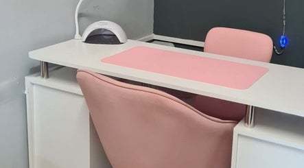 Elegant nail station at Nikki Nailed it @ Tease 2, Hazel Grove, England, GB with pink chair and mat.