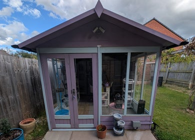 Charming garden studio at Nikki Nailed It in Hazel Grove, England, GB, perfect for wellness sessions.
