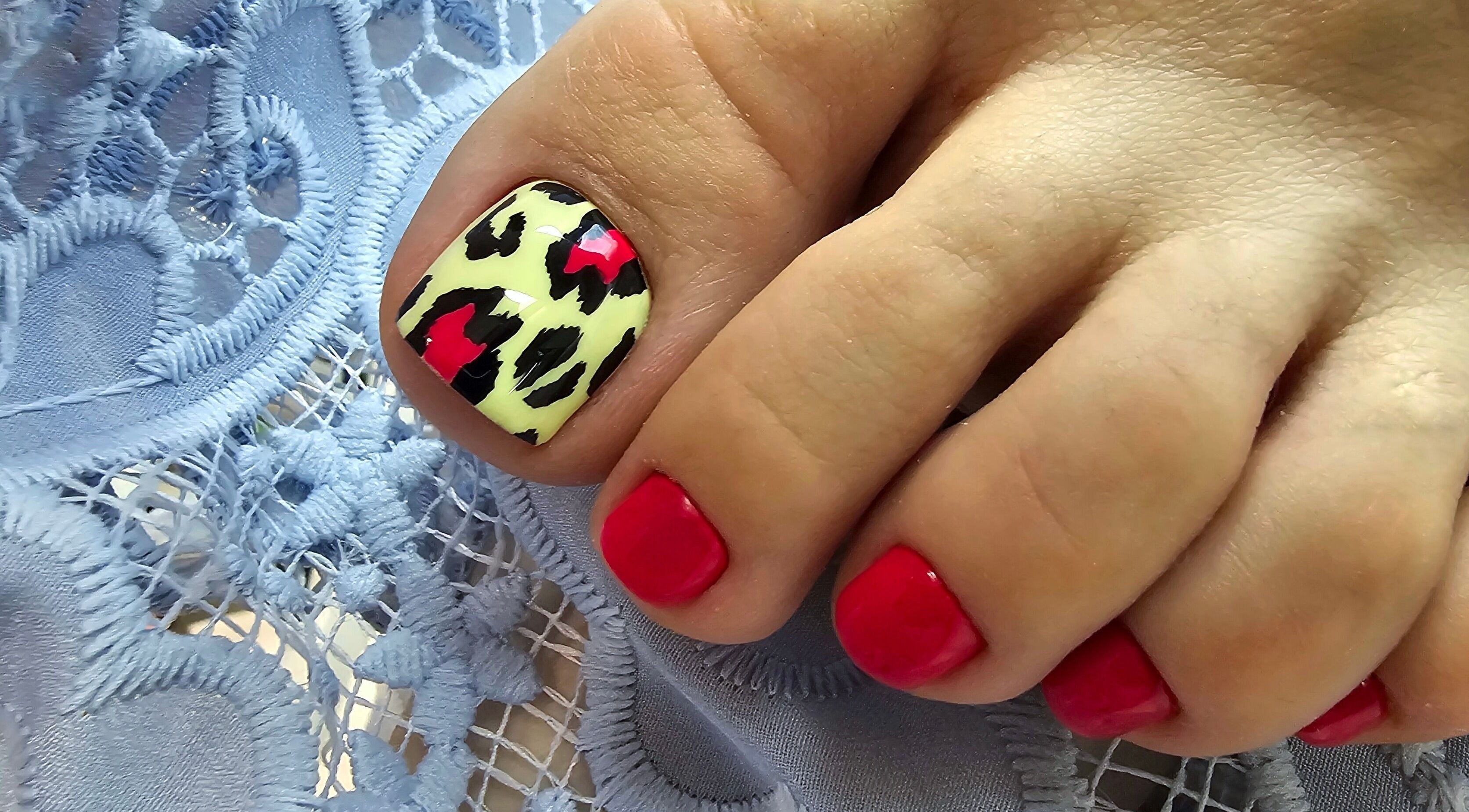 Živalski motiv nail art na rdečih nohtih v ESTEPIC_beauty_studio, Bratislava, Bratislavský Kraj, SK.