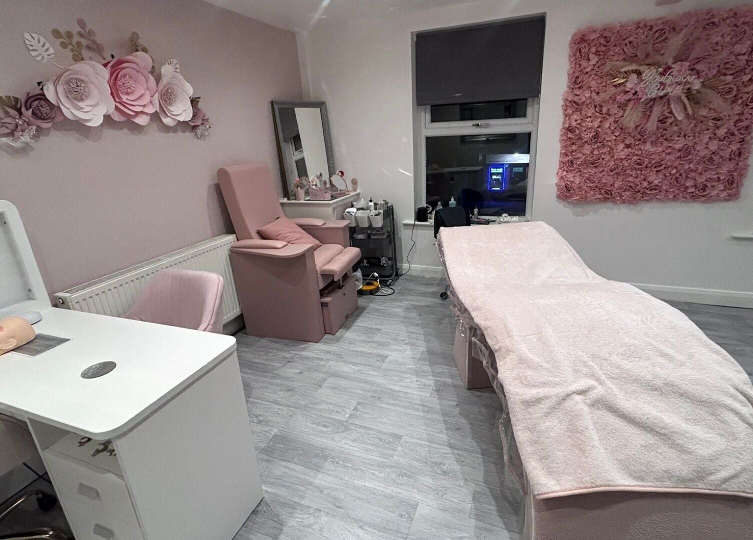 B’Glammed By Us, Leyland, England, GB offers a serene pink-themed beauty room with elegant decor.