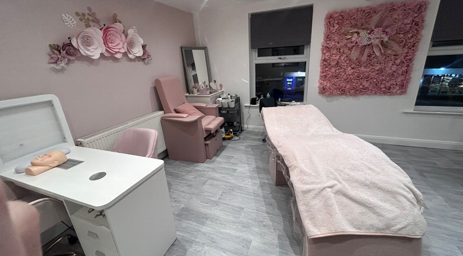 B’Glammed By Us, Leyland, England, GB offers a serene pink-themed beauty room with elegant decor.
